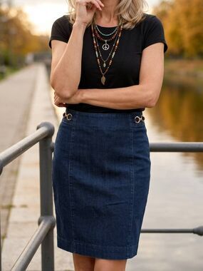 🔹️Ellen Tracy Blue w/Gold Decorative Chain Denim Skirt Size 6